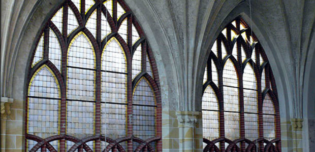 Kunstglas der Glaserei Thiel in Berlin in einer Kirche