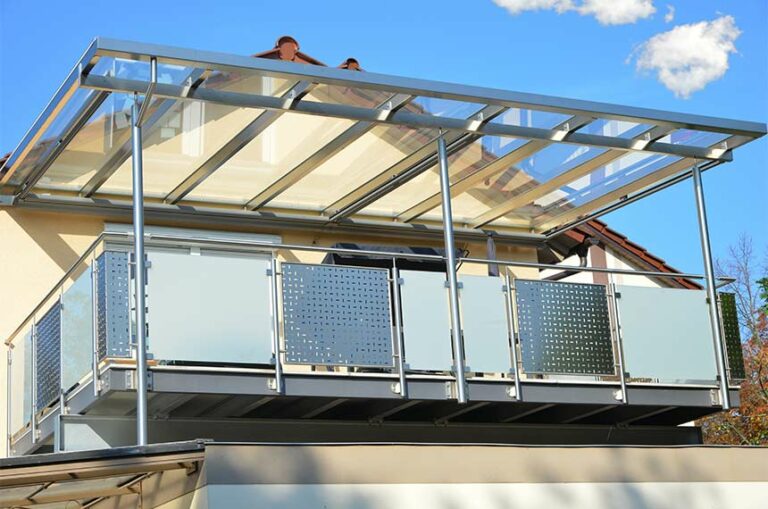 Edelstahl Balkon mit Edelstahlrahmen Glasdach und Markise