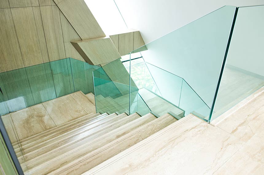 Glasgeländer an moderner Treppe