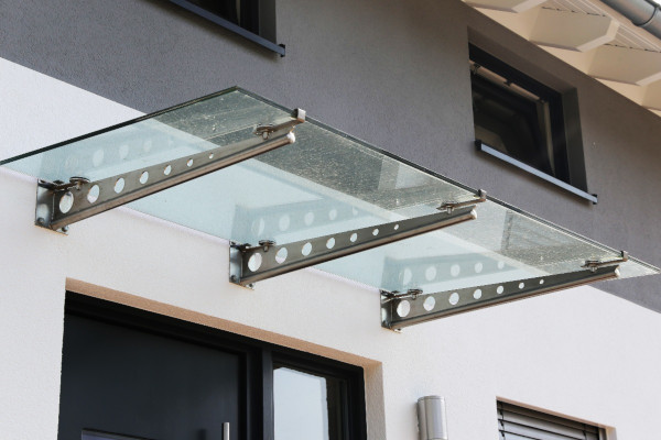 Haustür mit Pultvordach aus Glas in Berlin