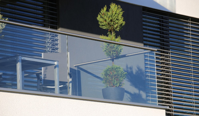 Moderner Balkon mit Ganzglasgeländer in Berlin