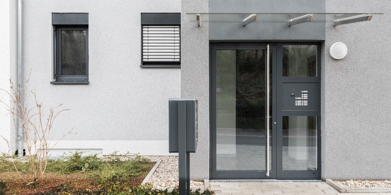 Glasvordach über Haustüre von einem Neubau in Berlin
