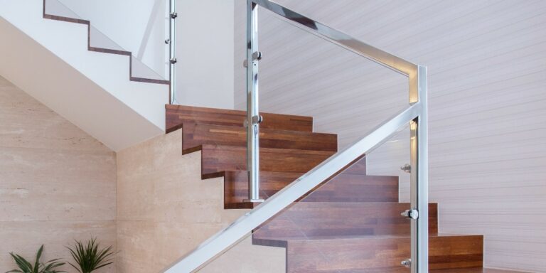 Stilvolle Treppe mit Glasgeländer