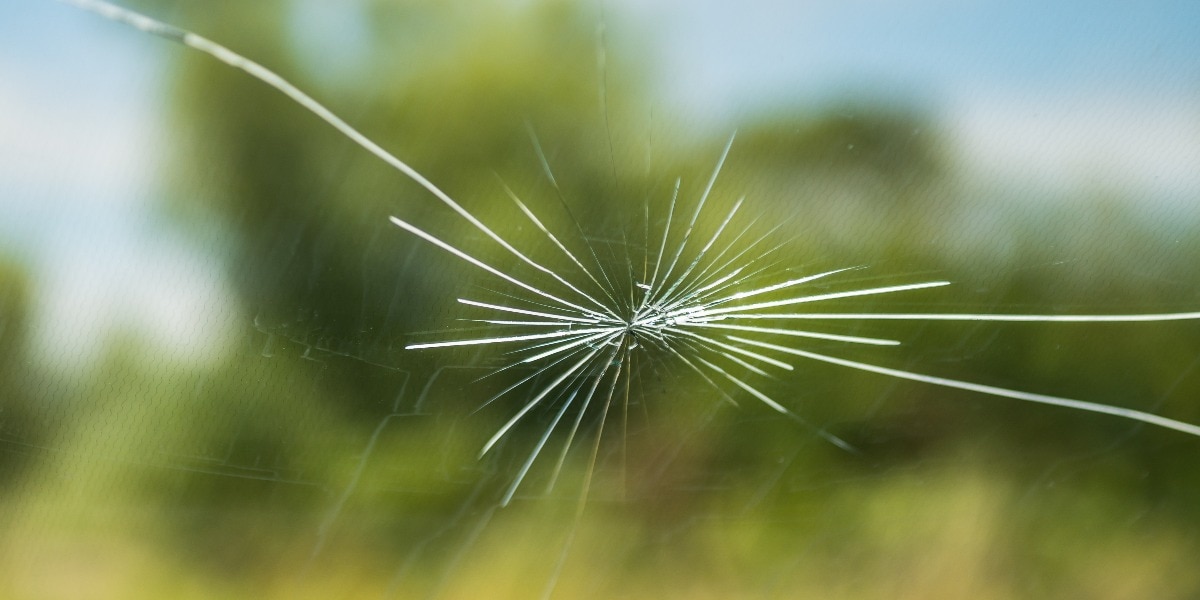 Kaputte Glasscheibe mit Sprung