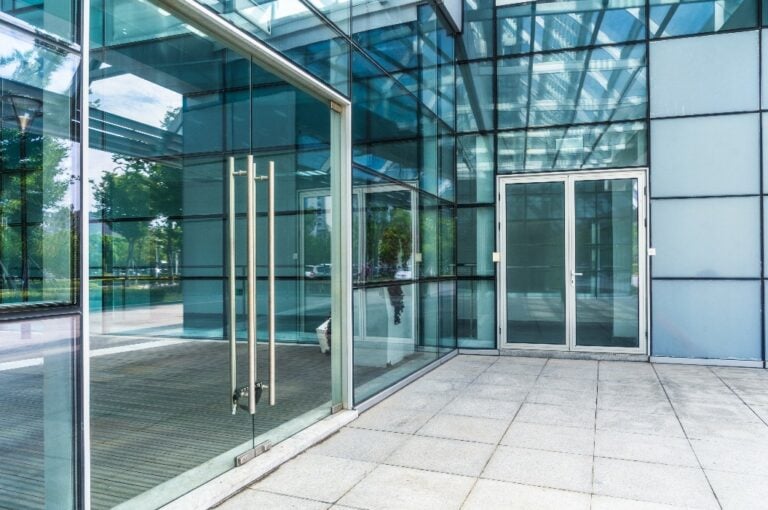 modernes Bürogebäude mit Glastüren