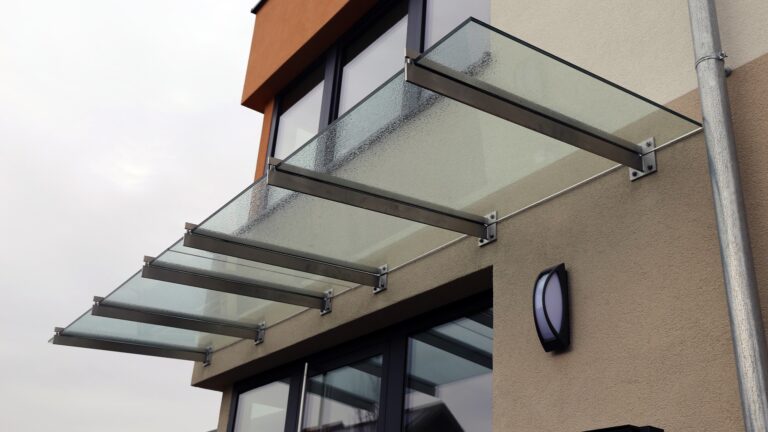 Vordach der Eingangstür aus Glas