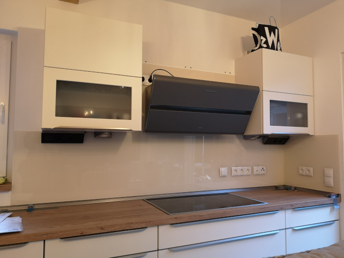 Neue Küche in Berlin mit Küchenrückwand aus Glas