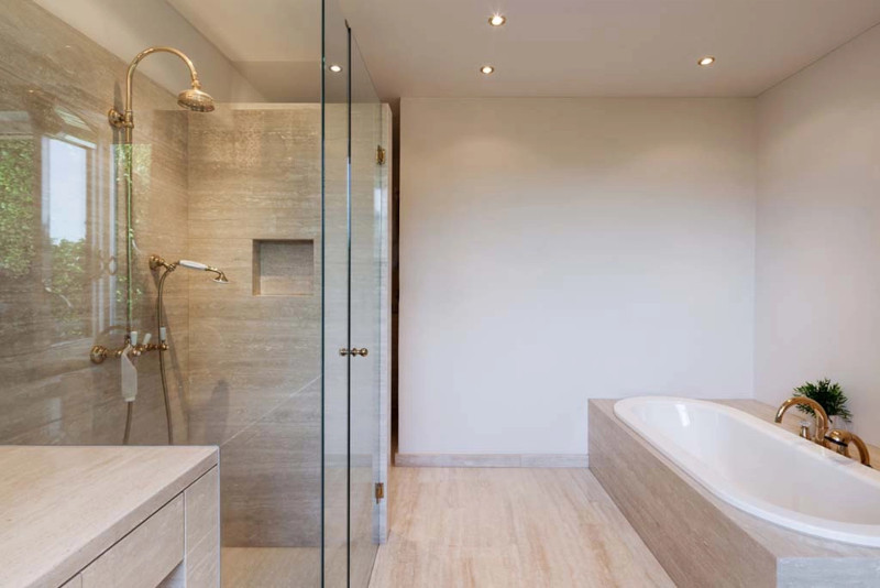 Modernes Badezimmer mit Badewanne und Duschwand aus Glas